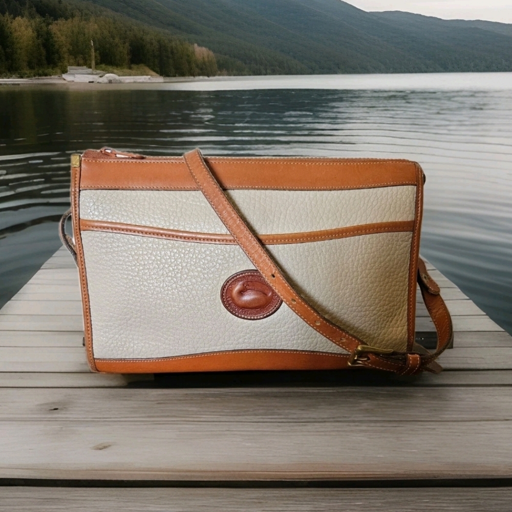 Elegant Tan and Cream Leather Shoulder Bag
